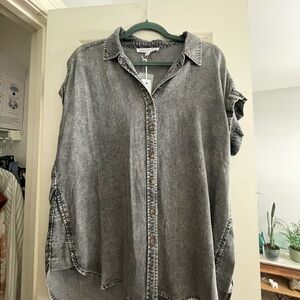 Jane and Delancey Gray Short Sleeve Top